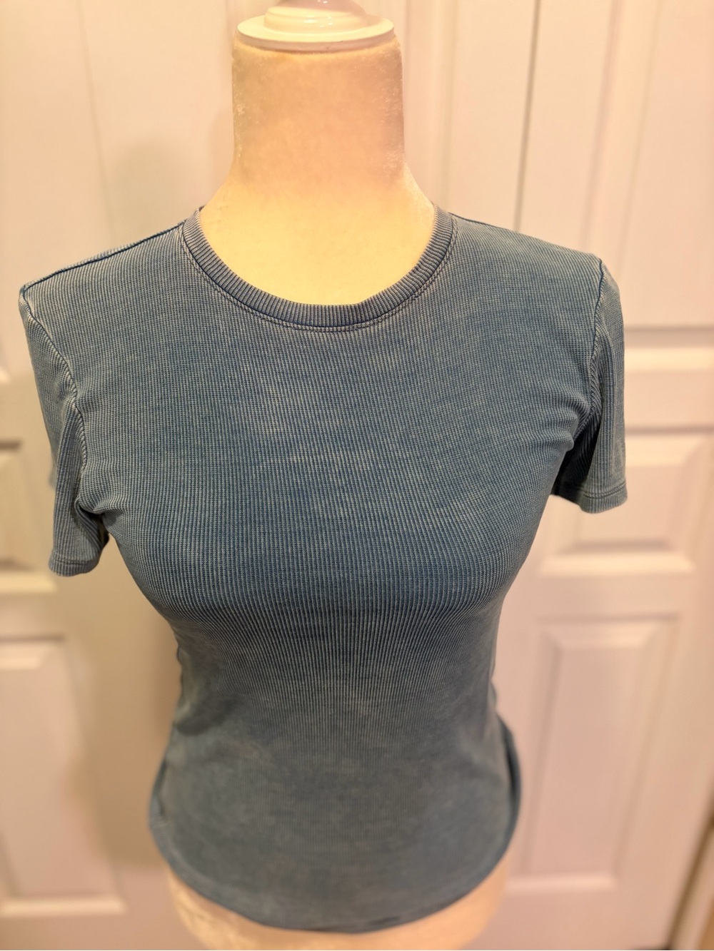 Good American Fluid Denim Tee-Med - Picture 2 of 8